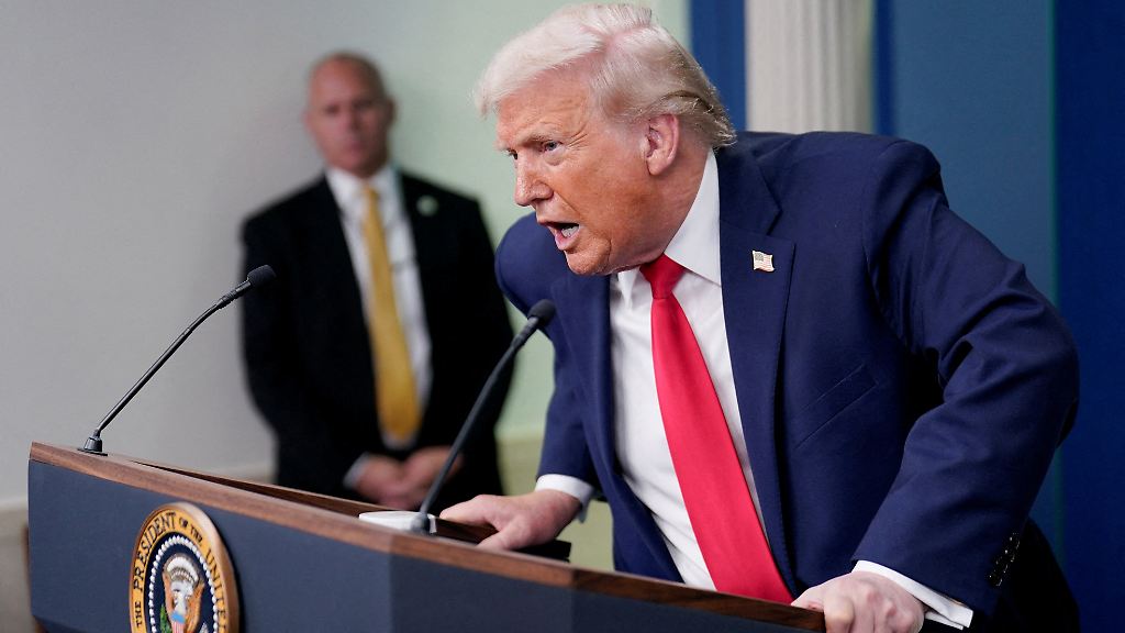 2026-01-21T081815Z_1658240414_RC285JA9LG6C_RTRMADP_3_USA-FED-COOK (1)